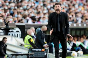 体育投注-西蒙尼怒斥欧足联：小蜘蛛摔倒了两次触球，规则就变了这让我羞愧