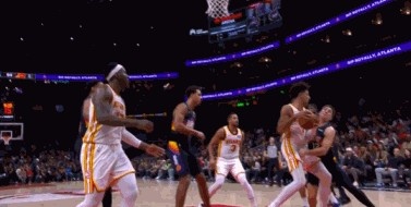 官方投注平台-这是真疼！杰伦·约翰逊拿到篮板 吉莱斯皮上抢一拳捶到小杰伦