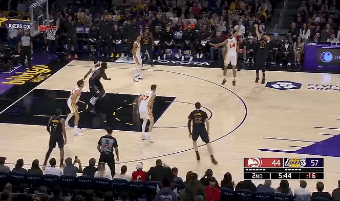 东契奇第二节连续三分连拿9分，湖人一波18-2领先老鹰16分